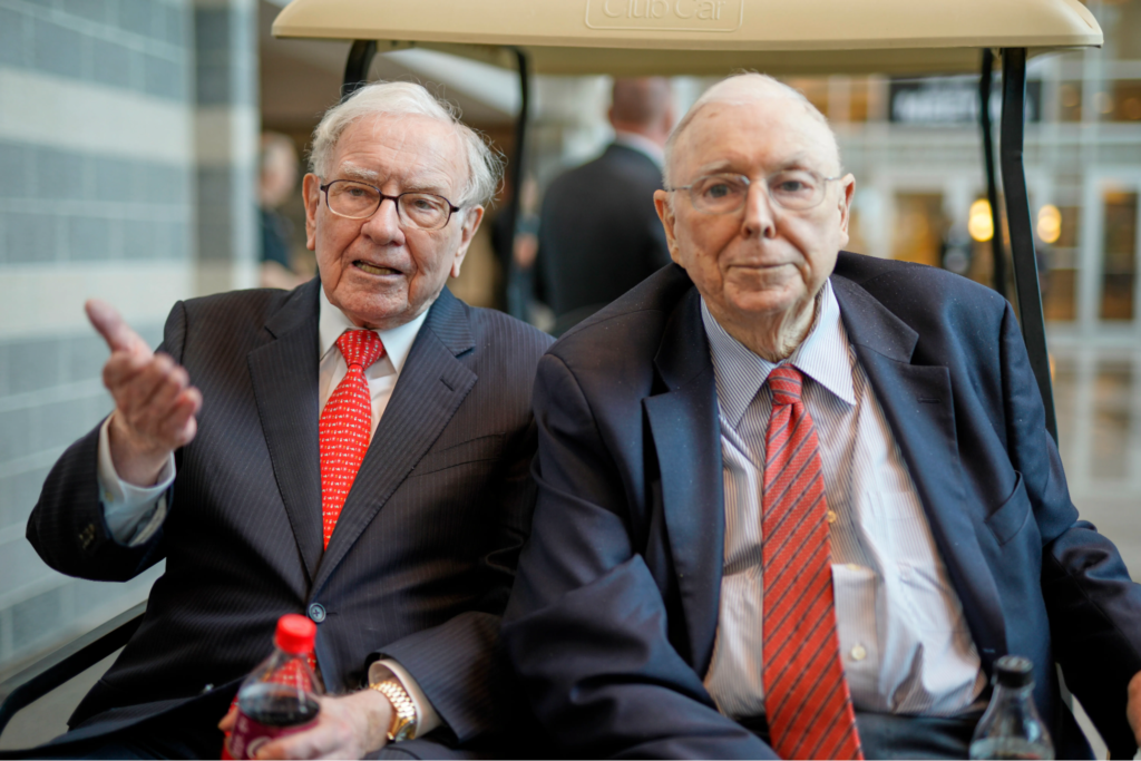 dwóch starszych panów w marynarkach, okularach, z czerwonymi krawatami - Warren Buffet i Charlie Munger - inwestorzy, którzy stworzyli termin "krąg kompetencji"